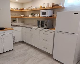 Pixie Bay Cottage - Peaceful Semi-Lakeshore Retreat Near Wineries & Beaches - Lake Country - Кухня