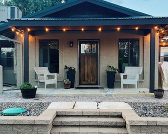 Bring your horse and cool off in Prescott! Home & stables back up to trails! - Prescott - Terasa