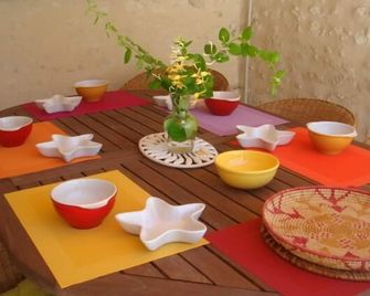 Cottage 4 people with private garden in village Saintongeais estuary 5 km - Saint-Fort-sur-Gironde - Salle à manger