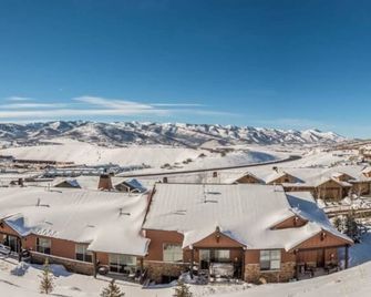 Private Hot Tub, Minutes to Ski, Cozy Getaway, Beautiful Condo- Large 3BR, Private Garage! - Heber City - Vista del exterior