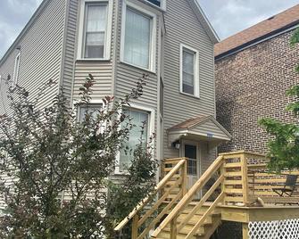 Cozy 2- bedroom – great kitchen – in a Lakefront Neighborhood - Chicago - Edificio