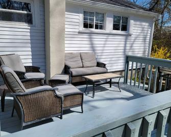 Cozy Cottage- Bright, 2 Bedroom- Great Location - Mashpee - Balcony