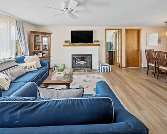 Original Cape set between the Beach and the Bay - Ship Bottom - Sala de estar