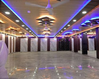 Triveni Hotel And Restaurant - Barsāna - Hallway