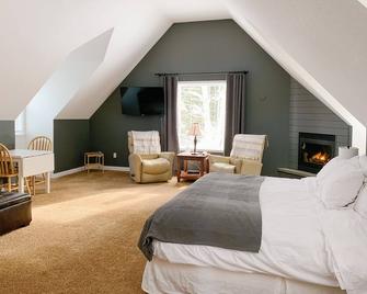 The Inn at the Ninth Hole Bed & Breakfast - Salmon Arm - Bedroom