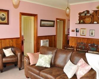Killynaught Spa Cottages - Burnie - Living room