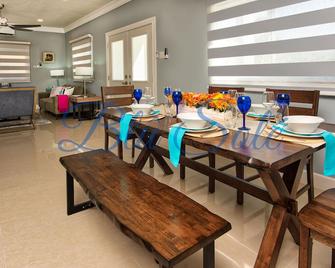 Blû Solé - Smart Home w/Private Beach, Butler, Rooftop w/Fire-pit, Pool, Chef! - Saint Ann’s Bay - Dining room