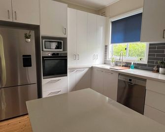 Charming cosy cottage with 3 bedrooms and WiFi, AC in enchanting Yattalunga - Yattalunga - Kitchen