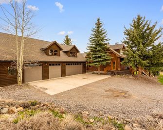 Gallatin Gateway Sanctuary -Log home with spectacular views and a hot tub! - Gallatin Gateway - Edificio