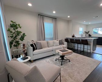 Newly Remodeled Romantic 1920's Bungalow - Haltom City