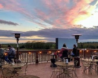 'Breakfast at Audrey's' Mini Home located next to Drive In Theatre! - Buda - Балкон