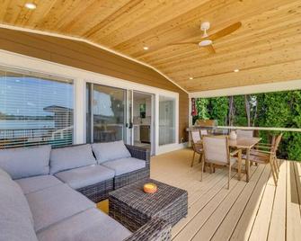 Waterfront Getaway - Maple Ridge - Balcony