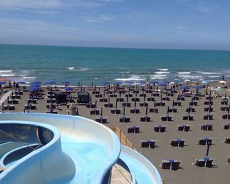 ççç Holiday Properties Le Vele ççç - Montalto di Castro - Strand