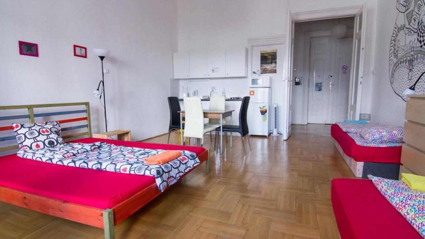 Pal's Hostel And Apartments