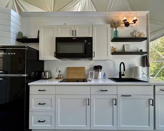 Dome 3 · Luxury Lakeside Dome Experience & Hot Tub - West Bay - Cocina