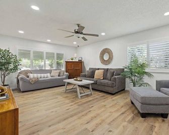 Cali Home Base near NAS w/Game Room - Hanford - Вітальня