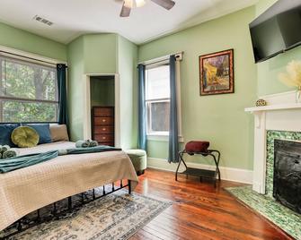 Sleeps 10 - Starland - 5 min to Downtown, Forsyth - Savannah - Schlafzimmer