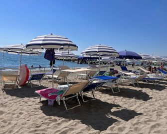 Sea Palace Hotel - Fuscaldo - Strand