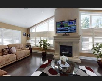 Resort style living on 14 acres of space with a pool - Cambridge - Obývací pokoj