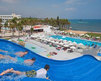 Louis Phaethon Beach - פאפוס - בריכה