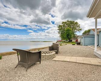 Serene Lakefront Standish Home with Fire Pit and Grill - Standish - Patio