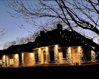 Jordan Station, Private King Suite with Parking & Harbour/Lake Views - Lincoln - Building