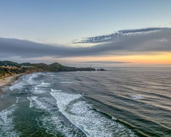 Bayfront Studio Boasts Bay and Ocean View Spa Tub, Fireplace, and Private Deck! - Newport - Beach