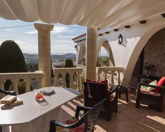 Apartment In Villa. Exclusive Use Of A Magnificent Salt Pool. - Vall-llobrega - Balcón