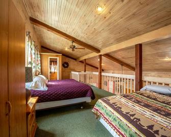 Escape to your cozy 2-bedroom cabin near Bennett Spring State Park - Lebanon - Bedroom