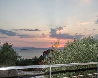 Nina's Villa, Cosy Seaview Retreat - Mikri Mantineia - Outdoor view