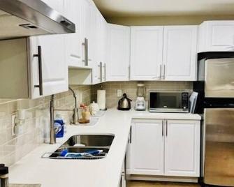 Family-friendly 2br Near Lake & Downtown - Cobourg - Kitchen