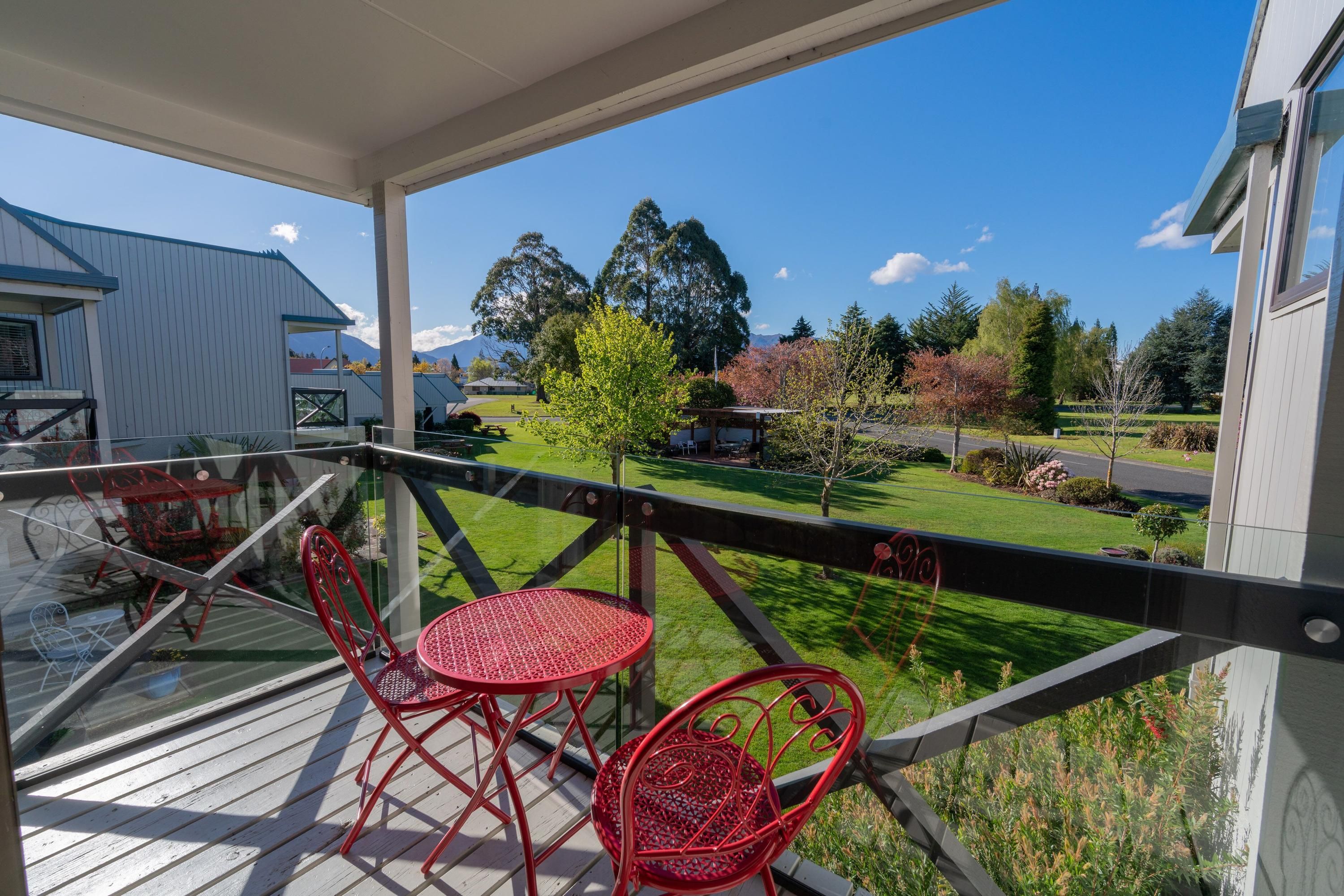 أسور إكسبلورر موتل آند ٔبارتمنتس