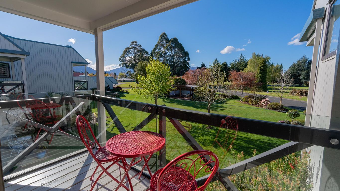 أسور إكسبلورر موتل آند ٔبارتمنتس