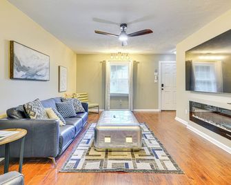 2 Mi to High Point University: Townhome w/ Patio - High Point - Living room