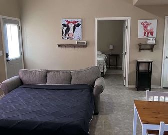 Hunter's Ridge Cabins - 5 - Concan - Living room