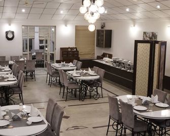 Village Machaan Resort - Khawāsa - Restaurante