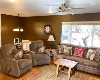 Perfect `Home Away From Home` NearTown w/ Hot Tub! - Carbondale - Soggiorno