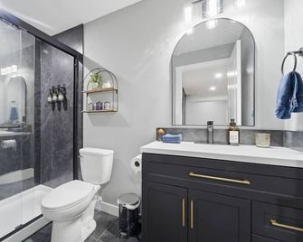Mountain Escape Deluxe King Suite-Free Parking - Cochrane