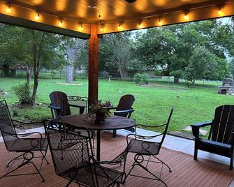 New! Spacious midcentury steps from the square in La Grange +15 min to Round Top - La Grange - Patio
