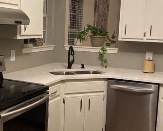 Short-term Luxury Rental Best Value for 30 or more Days - Covington - Kitchen