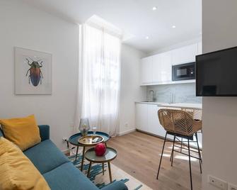 Superb Renovated Apartment 2 Steps From The Port Of Saint Tropez - Saint-Tropez - Sala de estar