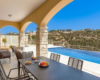 Villa Kasseri - Three Bedroom Resort, Sleeps 6 - Kouklia - Balcony