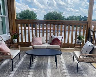 Room 5 (sleeps 2) at Chipley's Squareview Inn - Carthage - Balcony