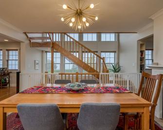 Peaceful 4BR/2.5BA luxury home w/ lake views & spa - Sackets Harbor - Comedor