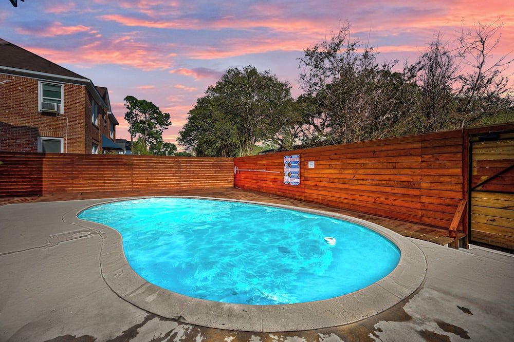 Chic & Stylish 2-Bedroom Apartment with Free Parking - יוסטון - בריכה