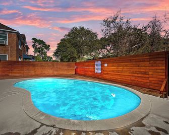Chic & Stylish 2-Bedroom Apartment with Free Parking - יוסטון - בריכה