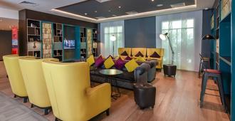 Premier Inn Dubai Investments Park - Dubaï - Salon