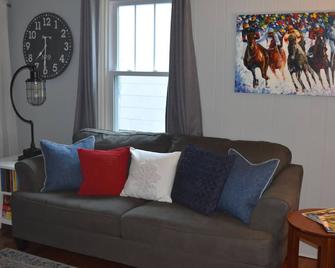 2 Minutes to Downtown! Walk to Broadway and the Beekman Arts District! - Saratoga Springs - Living room