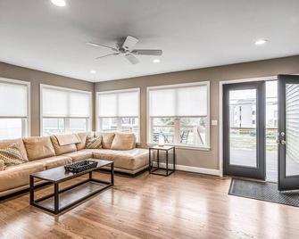 Charming Spacious Home - 10 mins to Downtown! - Nashville - Living room