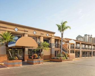 Travelodge by Wyndham Fort Myers North - North Fort Myers - Edificio